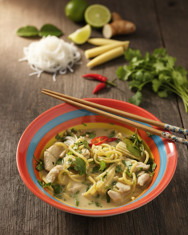 Thai Hähnchen-Kokos-Nudeln aus der TREND Royal Kasserolle
